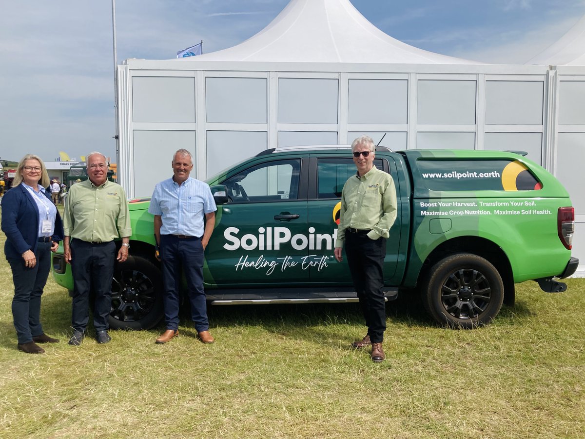 Great to meet one of Britain's best farmers Andrew Ward MBE <a href="/wheat_daddy/">Andrew Ward 🇬🇧🚜</a> to discuss arable farming and SoilPoint’s Soil Booster
Andrew superbly hosted <a href="/CerealsEvent/">Cereals Event</a> and we were delighted to explain how our Soil Booster can reduce input costs + keep farmers [in the] green