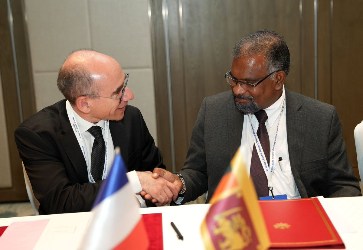 2/2 The agreement was signed by  <a href="/WilliamRoos4/">William Roos</a> &amp; <a href="/mahindasiriwar6/">Mahinda Siriwardana</a>  in presence of the Ambassador Lambert and 🇱🇰 authorities including Deputy Minister Harshana Suriyapperuma and Governor of <a href="/CBSL/">CBSL</a> Dr Nandalal Weerasinghe
<a href="/MFA_SriLanka/">MFA SriLanka 🇱🇰</a>