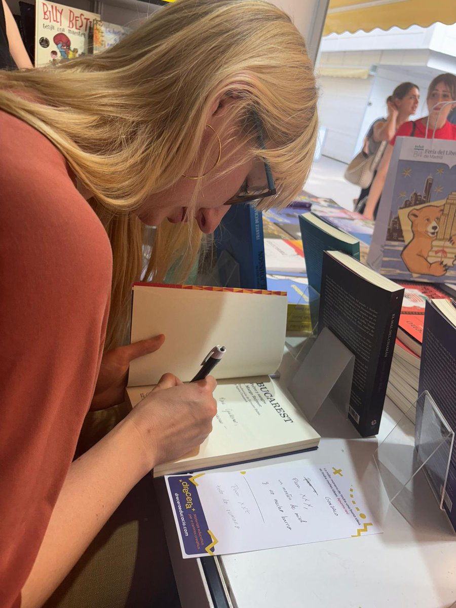 Instituto Polaco de Cultura (@plinst_madrid) on Twitter photo La escritora y periodista <a href="/margo_rejmer/">Małgorzata Margo Rejmer</a>, considerada la gran revelación del reporterismo polaco y heredera del estilo de maestros como Kapuściński, estuvo la semana pasada firmando libros en la <a href="/FLMadrid/">Feria del Libro de Madrid</a> y participando en una charla en el Pabellón Europa de la CE en España. La escritora y periodista <a href="/margo_rejmer/">Małgorzata Margo Rejmer</a>, considerada la gran revelación del reporterismo polaco y heredera del estilo de maestros como Kapuściński, estuvo la semana pasada firmando libros en la <a href="/FLMadrid/">Feria del Libro de Madrid</a> y participando en una charla en el Pabellón Europa de la CE en España.