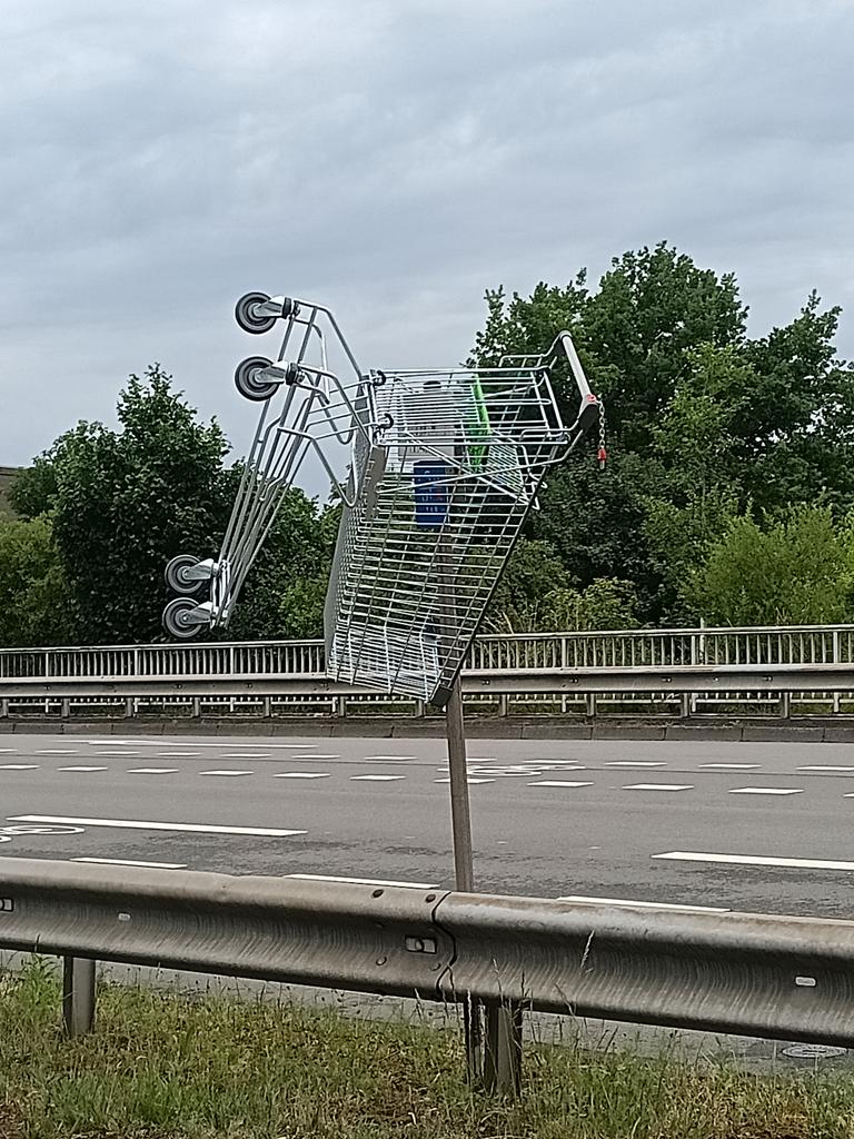 Gestern ging mein Post offensichtlich nicht durch.
Liebe Grüße von unterwegs - ich wünsche euch einen schönen Wochenanfang!
#Einkaufswagenkunst