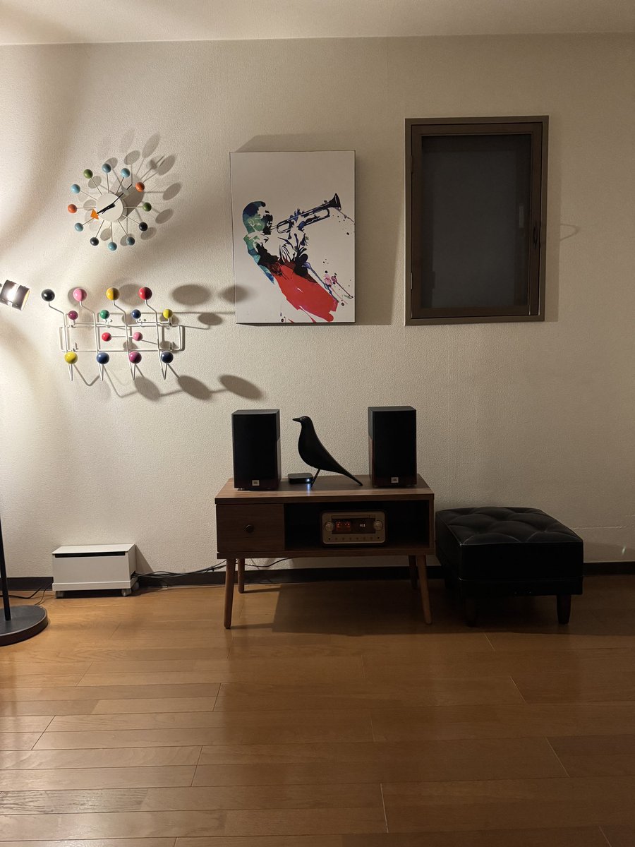 AirPods Pro と AirPods Max を持ってますが
やはりJBLのスピーカーから出すジャズが一番音が良いです
音の広がり方が段違いですね

夜間はMax 外では Pro を使うようにしています