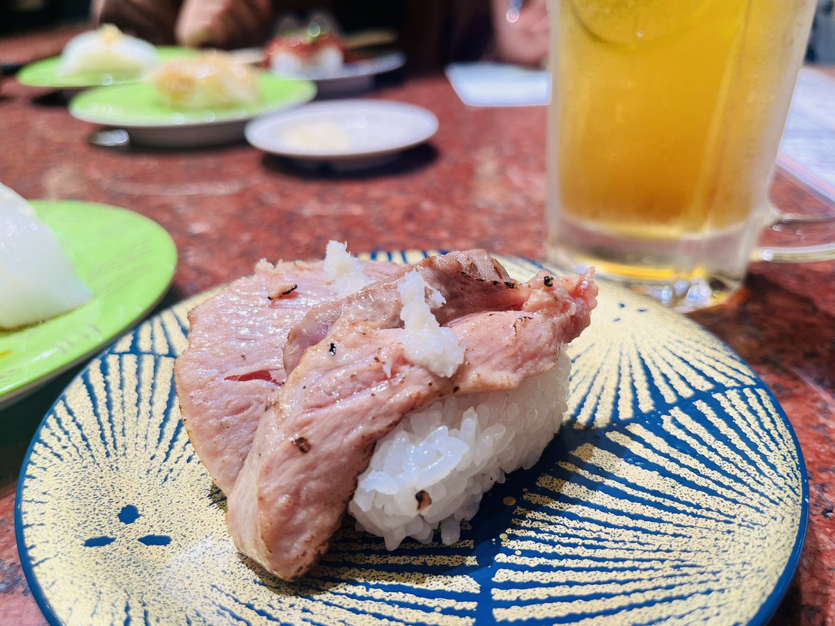 mxkxtx_214's tweet photo. 函館経由しなかったらもうちょい楽だったけど、1番無駄がなく移動できるフェリーがタイミング悪く運休。
たった2週間の運休期間と重なるなんてどんな呪い？
5時間しか函館いれないのに、色々お腹に詰め込みすぎて札幌でラーメンしか食べれず。もっと食べたいのあったのに時間も胃袋も足りなかったなー https://t.co/3DBb6Obrq2