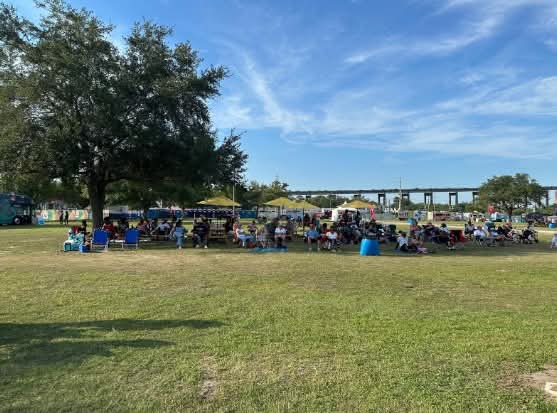 ScenicJax's tweet image. The power of SHADE: Two recent local outdoor music events were Jacksonville JazzFest and Memorial Day concert in Memorial Park - both super fun.... and hot! These photos display the inherent value of TREE SHADE, and how we need more of it in our public gathering spaces ☀️😘🌳