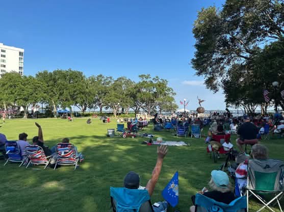 ScenicJax's tweet image. The power of SHADE: Two recent local outdoor music events were Jacksonville JazzFest and Memorial Day concert in Memorial Park - both super fun.... and hot! These photos display the inherent value of TREE SHADE, and how we need more of it in our public gathering spaces ☀️😘🌳