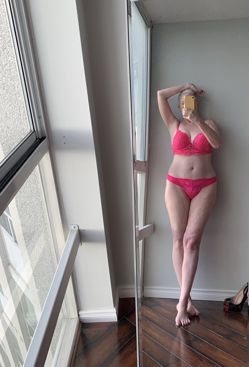 Good morning 😘. Monday can suck a bag of dicks uugghh. Xoxo