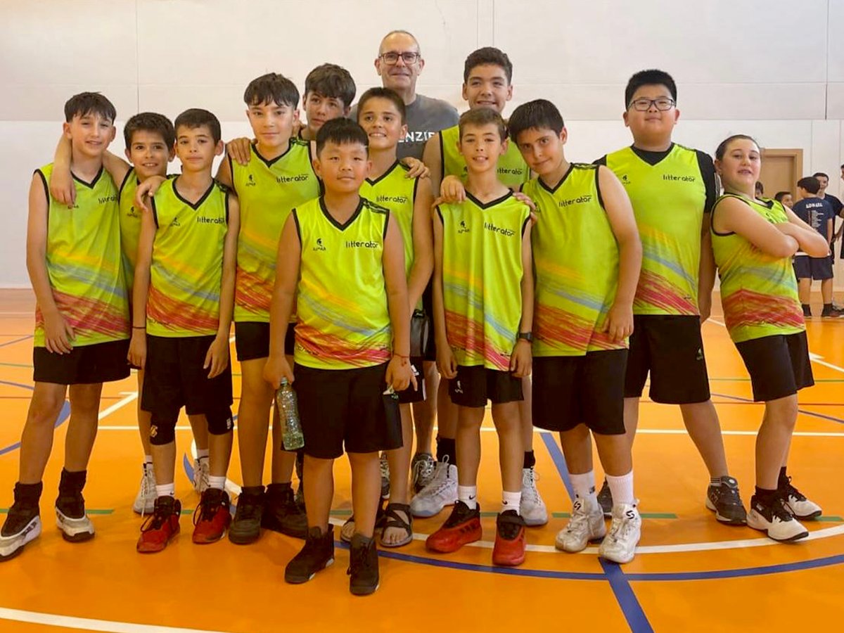 🏀🏀 ¡Orgullo total por nuestro equipo #alevín de #basket! ⛹️‍♀️

Este finde lograron un merecido 🥉 en la fase final autonómica.
¡Gran trabajo en equipo y mucha entrega en la cancha!
👏 ¡Enhorabuena, campeones!

#Colegio #Litterator en #Aranjuez &gt; #SueñaCreativo