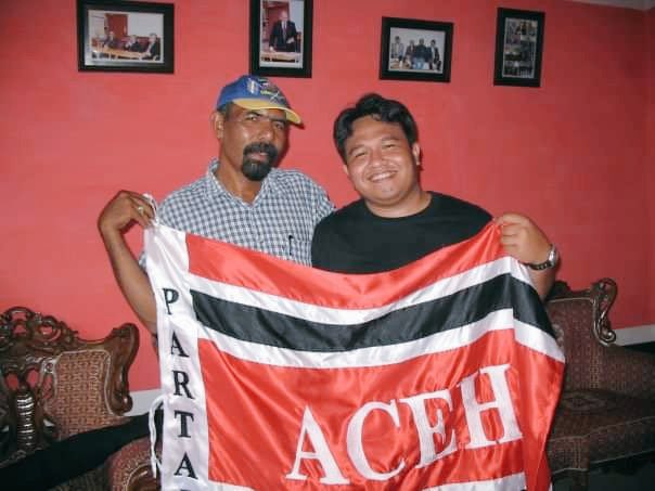 Bendera Bintang Bulan sudah bertransformasi jadi bendera partai lokal. Eks Panglima GAM Batee Iliek, Darwis Jeunib memberikannya sebagai kenang-kenangan.

Perdamaian di Helsinki itu proses yang mahal dan berdarah-darah. Para pejabat dan politikus Jakarta sebaiknya tak main-main.