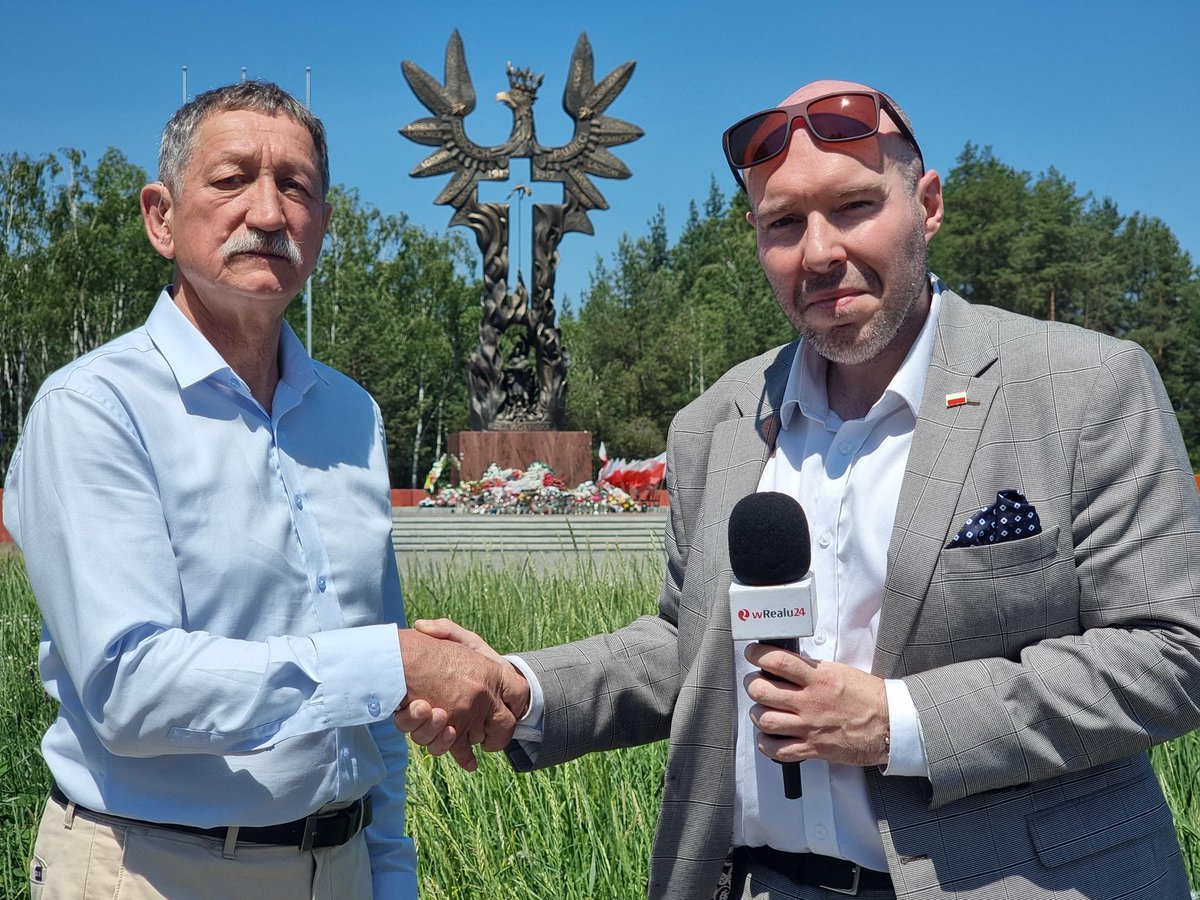 Jesteśmy jeszcze dziś w Domostawie pod pomnikiem RZEŹ WOŁYŃSKA ręki śp. Mistrza Andrzeja Pityńskiego gdzie wraz z Panem Zbigniewem Walczakiem ze Społecznego Komitetu Budowy Pomnika RZEŹ WOŁYŃSKA rozmawiamy o przyszłości tego miejsca i oficjalnych uroczystościach, które odbędą się