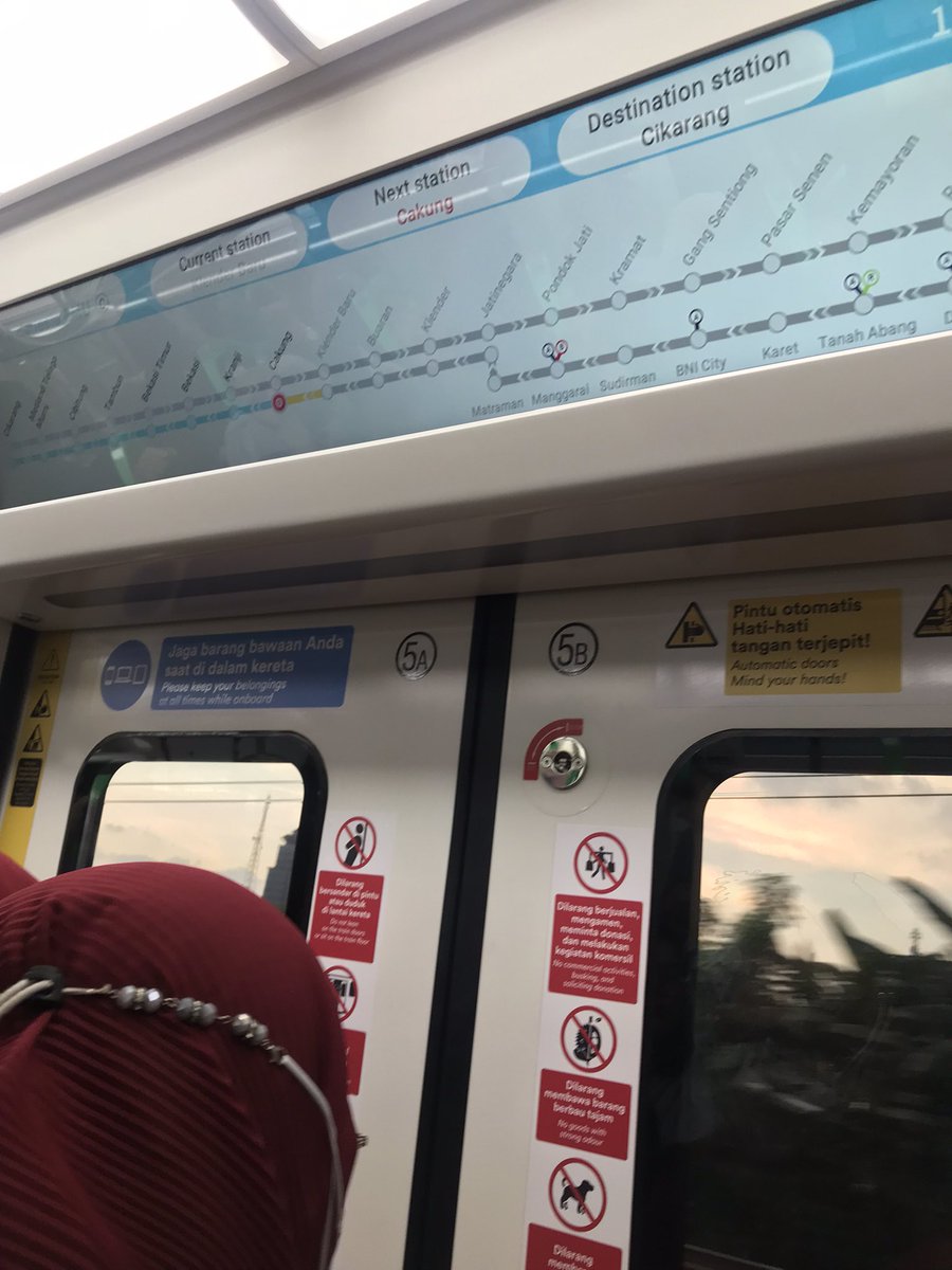 itsvaljournal's tweet photo. Yeayyy dapet kereta KRL baru, lebih modern dan lega mirip kaya yg dijepang hihi.

Gabisa fotoin detail karna aku jadi ayam geprek dideket pintu😣 https://t.co/I7aNPlIa93
