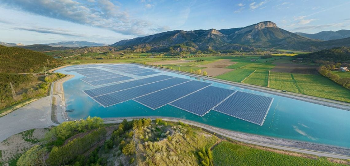 EDF lance une centrale solaire flottante de 70 000 panneaux en Isère: EDF Renouvelables prévoit une centrale solaire flottante en Isère pour 2027, dotée de 70 000 panneaux et combinée à un barrage hydroélectrique existant, visant 60 GWh de production… dlvr.it/TLNMBY