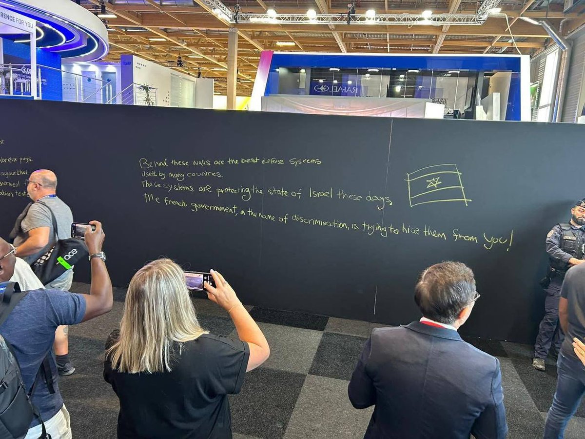 Au Bourget, le stand israélien a été recouvert. 

Mais pas le F-35 de Lockeed Martin, la vedette du salon. Pourtant, le seul endroit où cet appareil a été utilisé au combat est en Israël, contre le Hezbollah et contre l’Iran. 

Nulle bâche noire n’a été prévue pour ce fleuron…