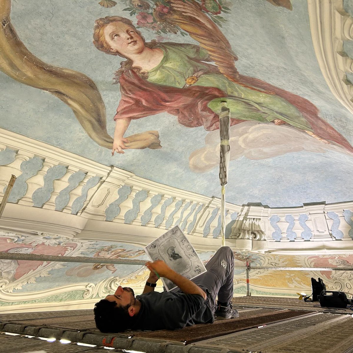 Francisco Carvalho, conservador restaurador da equipa da ERA, executando um diagnóstico e levantamento de anomalias do tecto do Salão Nobre do Palácio do Marquês de Pombal, em Oeiras.