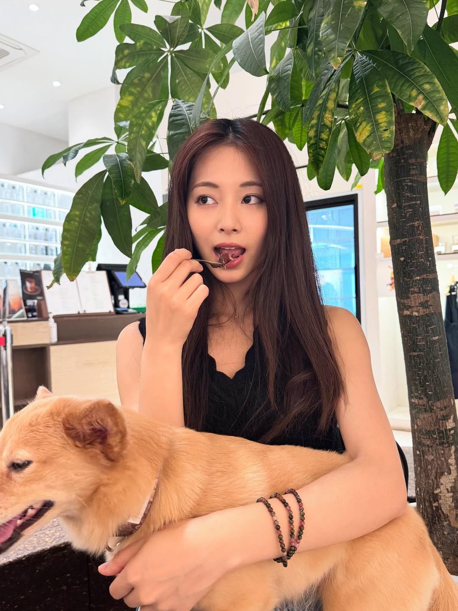 she’s mastered the art of posting gf-esque pics like yes i took these during our date the other day