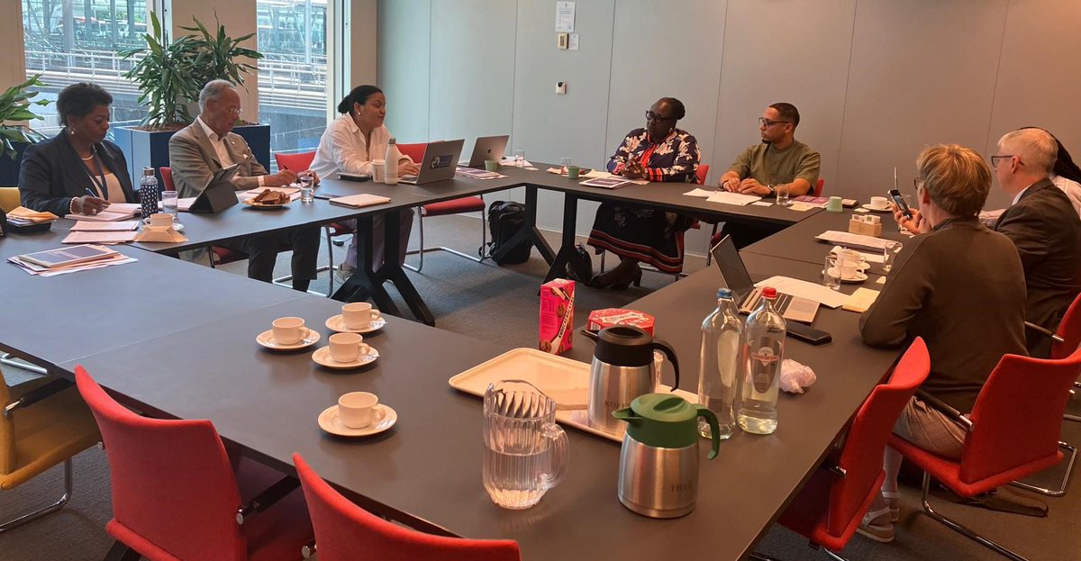 Vanochtend sprak de staatscommissie met een delegatie uit Bonaire, Sint-Eustatius en Saba over hoe het Caribisch deel van Nederland goed betrokken kan worden bij het aanpakken van achterstelling, uitsluiting en ongelijke behandeling. (1/2) #CaribischNederland