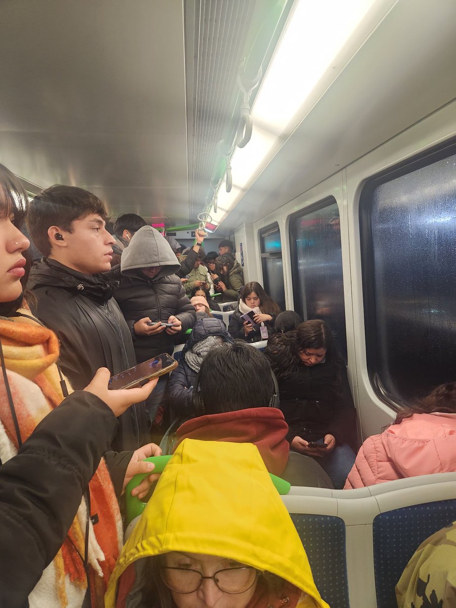 diazoal's tweet photo. Tren @EFEValparaiso dirección Valparaíso, se mantendrá detenido en en estación Quilpué, por un tiempo estimado de 10 minutos, por problemas en las vías, nos informó el maquinista @sitiodelsuceso @adnradiochile @laestrellavalpo https://t.co/gCYxX1okVz