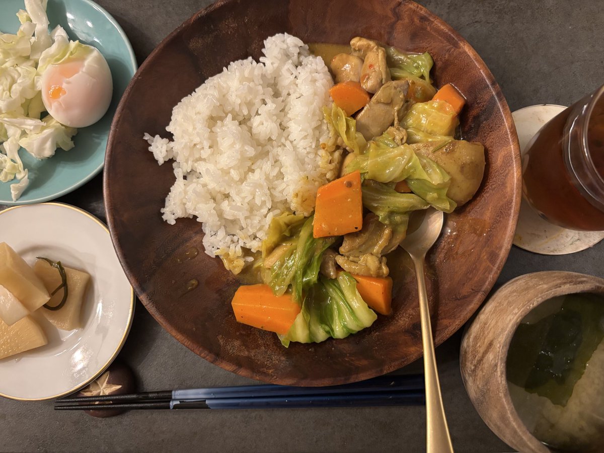 工具が壊れてしんなりしていたらミィラさんが「自家製バターチキンカレーと、キャベツサラダと、ゆで卵と、自家製たくあんと、大根のお味噌汁」

を作ってくれました。

#今日のミィラさん