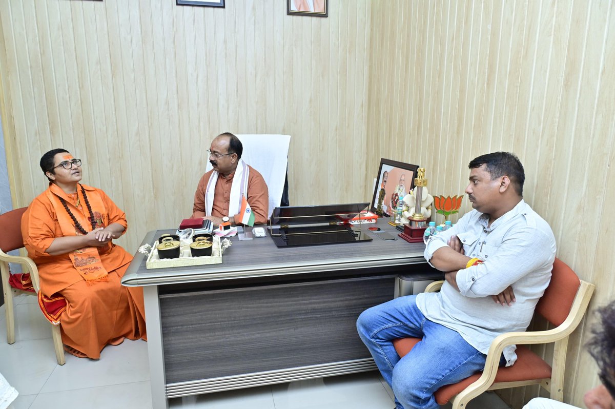 आज बिलासपुर स्थित नेहरू चौक निवास कार्यालय में साध्वी प्रज्ञा सिंह ठाकुर जी ने सौजन्य भेंट की।

इस अवसर पर मा. विधायक श्री सुशांत शुक्ला जी उपस्थित रहे।

भेंट के दौरान विभिन्न विषयों पर सार्थक चर्चा हुई। साध्वी जी के मार्गदर्शन और विचारों से प्रेरणा मिली। उनका आत्मीय सान्निध्य