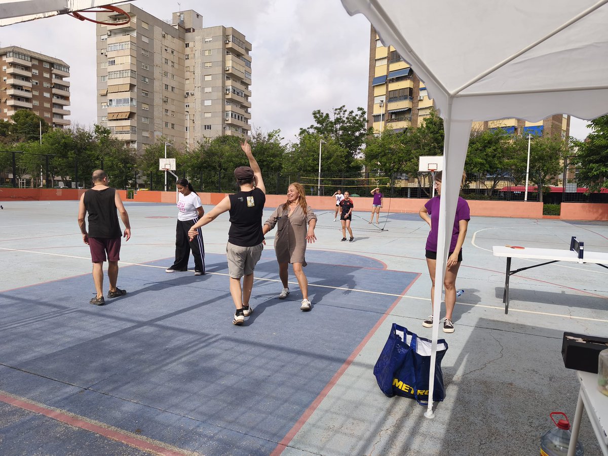 FAGAVALENCIA's tweet photo. Actividad Comunitaria: Jornadas deportivas. Tarde de actividades deportivas al aire libre. Participan: PSF, Save the Children, Asoc.Vecinal Fuensanta, FAGA, Convivencia e Impulsa Kumpania Patraix.#UE
#kumpania
#ikumpania
#pueblogitano
#PFSE+CV21-27
#gva https://t.co/7HPqe0KWnt