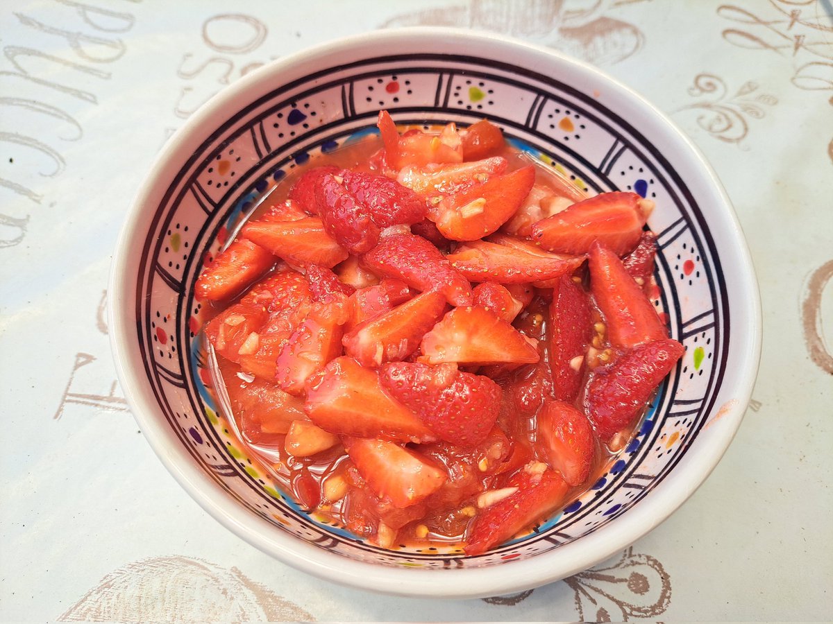 Los geht es mit unserem Streifzug durch Thailand.

Würziger Erdbeersalat, ein Rezept aus Thailands Norden.

Erdbeeren, Tomaten, Chilis, Knoblauch, getrocknete Garnelen, Fischsauce, Limettensaft und Zucker.

Nichts für sensible Gemüter, aber überraschend lecker.