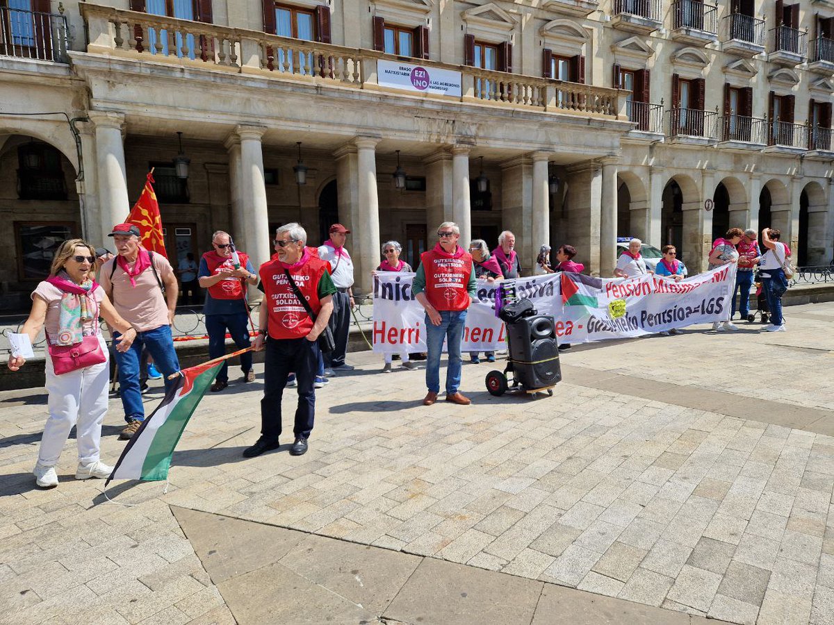 Pentsionistekin bat, astelehenero bezala, pentsio duinak izan arte. 

Como cada lunes, con las pensionistas. Hasta que las pensiones sean dignas para todas las personas.