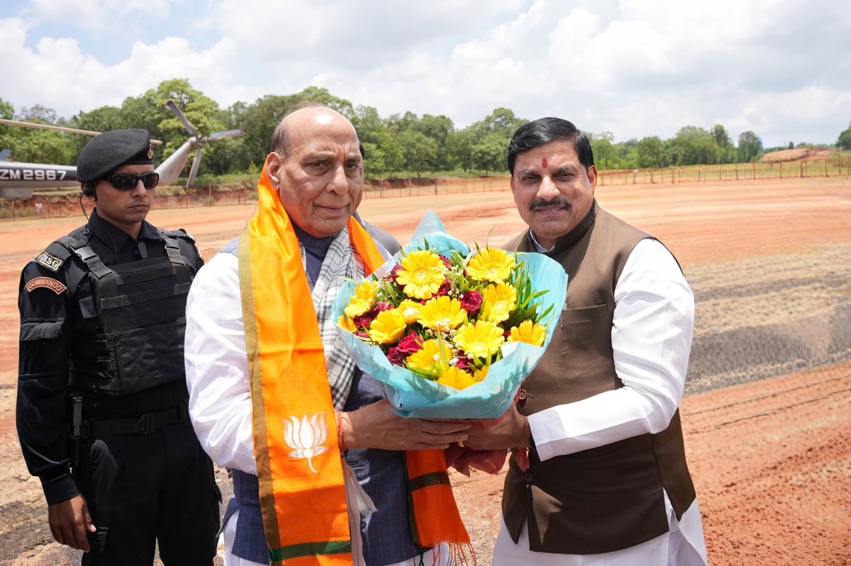 Dr Mohan Yadav (@drmohanyadav51) on Twitter photo आदरणीय रक्षा मंत्री श्री <a href="/rajnathsingh/">Rajnath Singh</a> जी के पचमढ़ी आगमन पर आत्मीय स्वागत-अभिनंदन किया।
आपका प्रवास निश्चित ही प्रदेश की विकास यात्रा को गति प्रदान करेगा। आदरणीय रक्षा मंत्री श्री <a href="/rajnathsingh/">Rajnath Singh</a> जी के पचमढ़ी आगमन पर आत्मीय स्वागत-अभिनंदन किया।
आपका प्रवास निश्चित ही प्रदेश की विकास यात्रा को गति प्रदान करेगा।