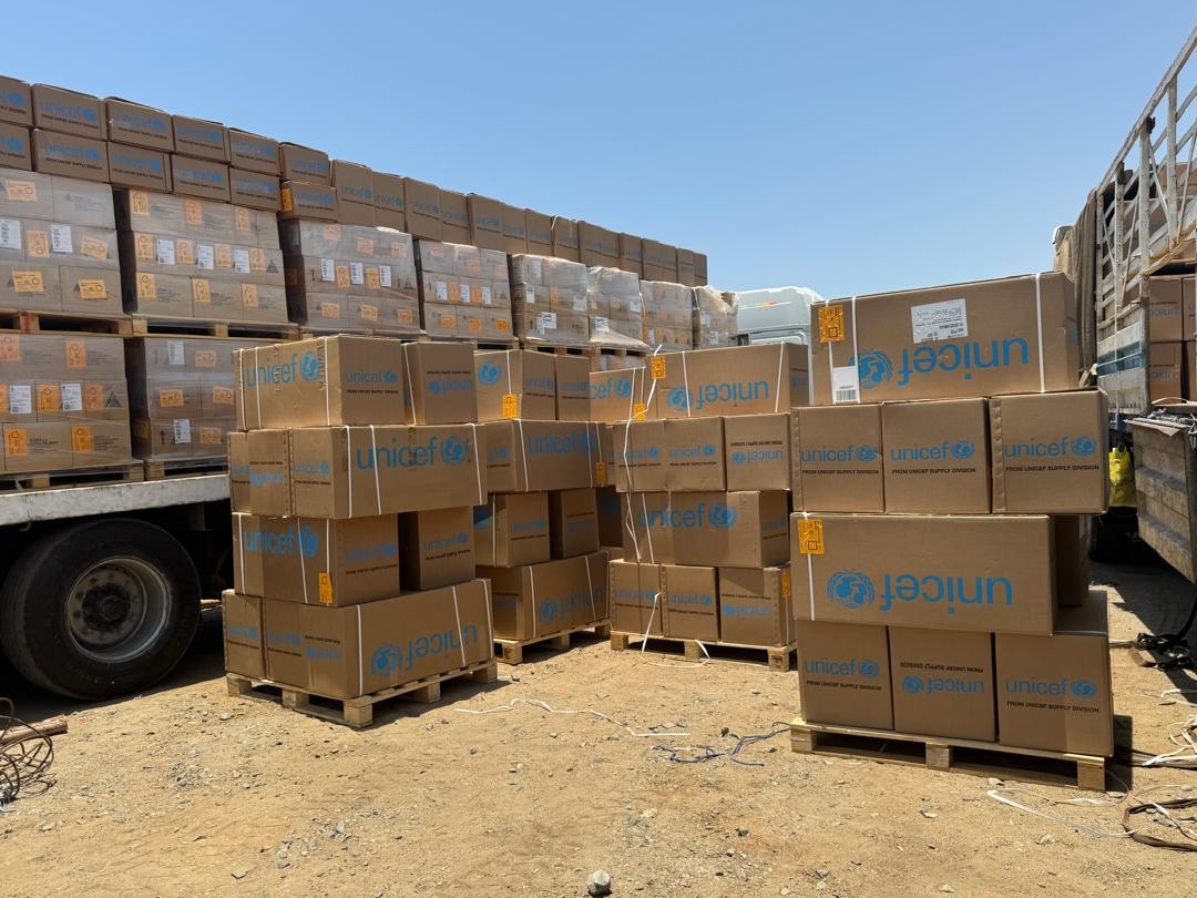 إمدادات منقذة للحياة لمكافحة #الكوليرا في طريقها لحماية الأطفال والأسر في 8 ولايات.

🔹 232 مجموعة رعاية مجتمعية — لعلاج 70,000+ حالة خفيفة إلى متوسطة
🔹 300 مجموعة أدوية للمرافق الصحية — لعلاج 30,000 حالة شديدة

نُكثف استجابتنا، لكن لا يزال هناك حاجة ماسة للدعم العاجل.