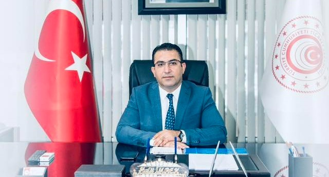 Hatay Haber Gündem 🇹🇷 (@recepcayl) on Twitter photo Hatay Ticaret İl Müdürü <a href="/halitimrek/">Halit İmrek</a>, büyük gurur ile yürüttüğü görevinde 25. hizmet yılını doldurmasının ardından emekli olduğunu açıkladı.
Haber link: hatayhabergundem.com/il-muduru-hali… Hatay Ticaret İl Müdürü <a href="/halitimrek/">Halit İmrek</a>, büyük gurur ile yürüttüğü görevinde 25. hizmet yılını doldurmasının ardından emekli olduğunu açıkladı.
Haber link: hatayhabergundem.com/il-muduru-hali…