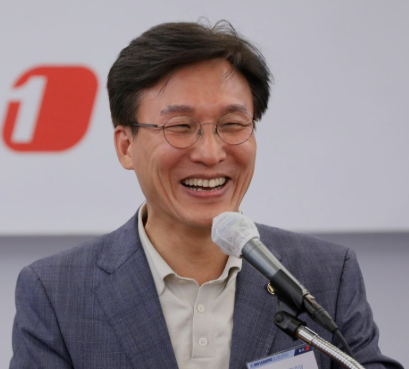 서울출생, 61세. 
서울대 총학생회장 
미국 럿거스대 법대학원.
단국대, 한양대 초빙교수 재직. 
전대협 의장. 
민주화운동으로 4년 옥살이. 
32세에 의원 당선 이후 4선. 
정치자금법 대법원에서 대가성 없음 확정. 
노무현 대선때 민주당 합류. 
민주당 최고위 선출. 
이재명정부 총리 지명.