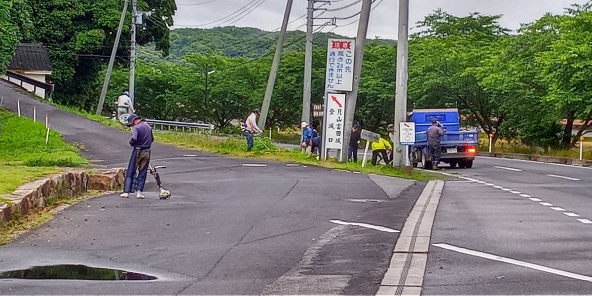 gassan_todajyo's tweet image. 6月15日(日)朝6時30分から月山富田城の環境整備を行いました。70名の方が参加して下さり、草刈りを中心に行いました。資料館周辺や登り口、馬乗り馬場等きれいになりました。多くの皆様にご参加いただきありがとうございました。感謝します。
