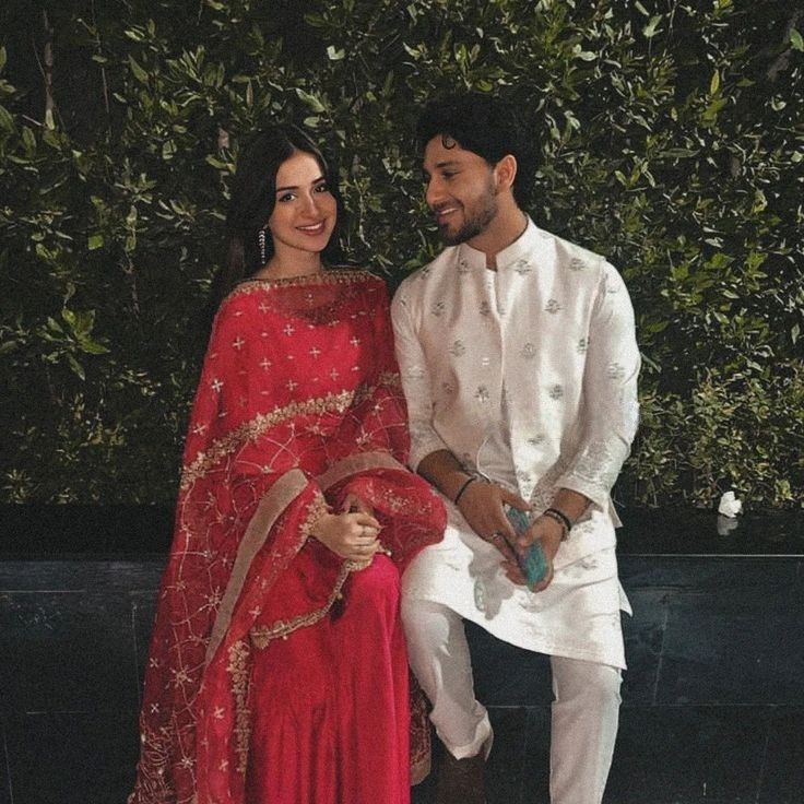 जिस दिन तुम मेरा हाथ थाम कर चलोगी 

उस दिन नासा के हैड ऑफिस के सैटेलाइट फ़ोन पर यह संदेश गूँजेगा .... "मिशन कम्प्लीटेड" !

सौरमंडल में दो गुमशुदा सितारों ने
एक दूसरे को पा लिया। ❤️