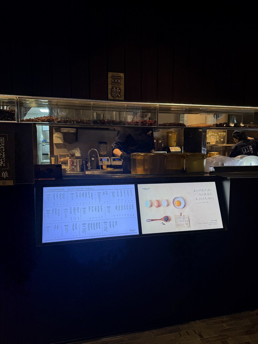 ข่วงนี้ชานมเผือกโมจิมาแรงม้ากกก ใครมีโอกาสไปเที่ยวจีนเราแนะนำให้ไปลองของ Ah Ma Handmade ที่ทำให้หลายๆร้านในไทยทำเมนูนี้ค่ะ ชานมศรีลังกาเข้ากันกับเผือกกวนและโมจิหนุบหนับมาก อร่อยแสงออกปากที่สุด เมืองไหนก็มีนะไม่จำเป็นต้องเป็นเซี่ยงไฮ้ เลิฟมากกก 🤍😋