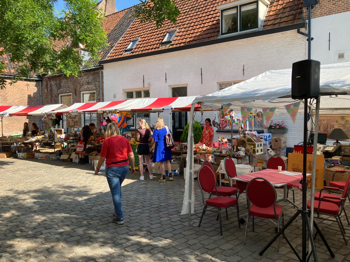 De Oud-Hollandse Markt heeft € 12.000 opgeleverd voor de restauratie van de glas-in-lood ramen in de #Andreaskerk. “We willen alle gevers, kopers en medewerkers hartelijk bedanken want zonder hun inzet was dit niet mogelijk geweest”, aldus de organisatie. shorturl.at/I8mwy