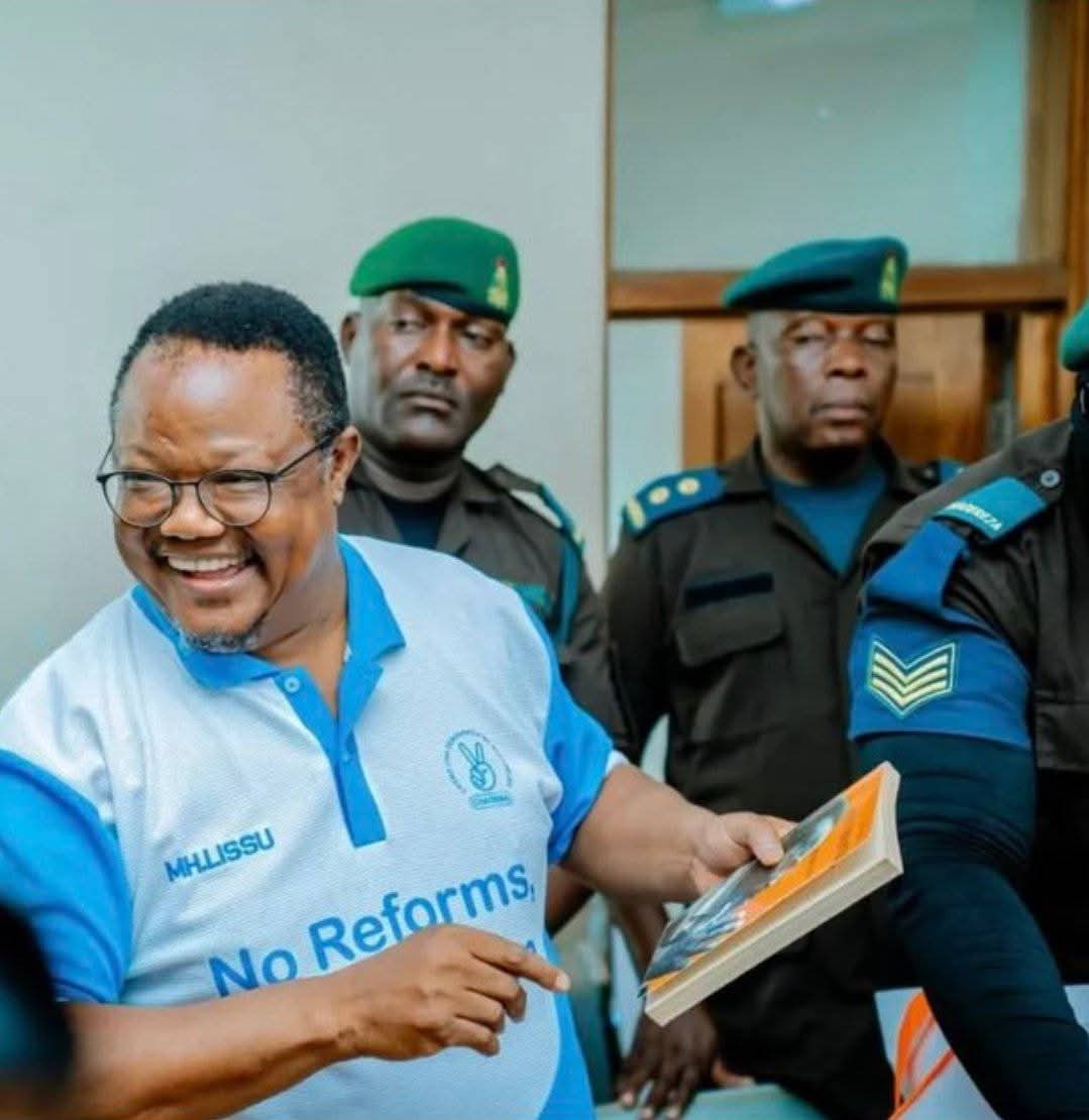 Revline Mbugi (@revlinembugi) on Twitter photo Akiwa gerezani anakosa haki ya kuabudu ikiwa wengine wanapata haki hiyo, anakosa haki ya kuongea na mawakili wake ikiwa ni haki yake
"I will defend myself this is about life"<a href="/TunduALissu/">Tundu Antiphas Lissu</a> Akiwa gerezani anakosa haki ya kuabudu ikiwa wengine wanapata haki hiyo, anakosa haki ya kuongea na mawakili wake ikiwa ni haki yake
"I will defend myself this is about life"<a href="/TunduALissu/">Tundu Antiphas Lissu</a>