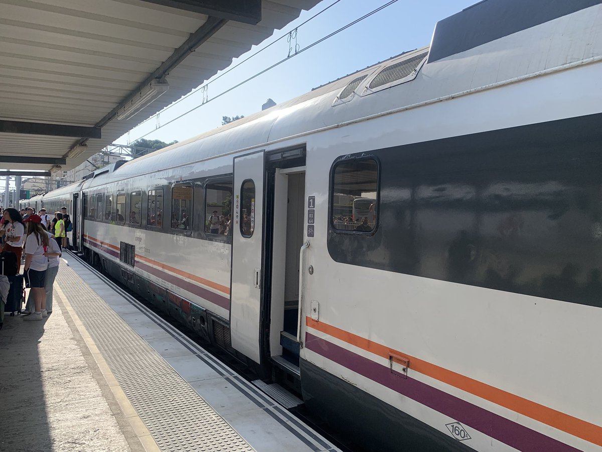 Qualitat de servei <a href="/Renfe/">Renfe</a> 4: després de la ruta turística ja podem agafar el tren?, no encara, cal esperar per donar temps a que  el netegin, la qualitat de servei ha d’incloure la higiene!