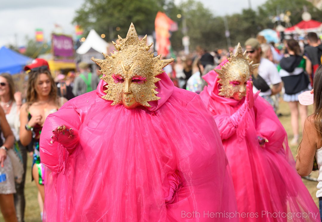 WalkaboutsTC's tweet photo. Fortuni &amp; Fae will be back gracing Glebeland and Walkabouts Friday, Saturday &amp; Sunday afternoons from 14:30. #walkabouts 
#glastonbury2025 
#glastofest
#glastonburyfestival
#glasto25 
#glasto2025 @theatre_circus @glastonbury 
#glastonburytheatreandcircus https://t.co/uQaWXytbzQ