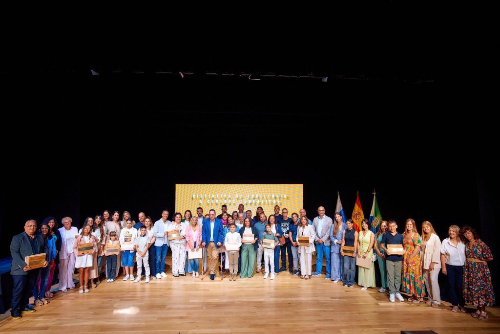 ACCUEE Gobcan (@accuee_gobcan) on Twitter photo Educación otorga los Distintivos de Excelencia a once centros de Canarias
La directora de <a href="/ACCUEE_gobcan/">ACCUEE Gobcan</a> estuvo presente en acto entrega reconocimientos que distinguen prácticas educativas inclusivas, sostenibles e innovadoras en Canarias
www3.gobiernodecanarias.org/noticias/educa…
<a href="/EducacionGobC/">Educación Gobcan</a> Educación otorga los Distintivos de Excelencia a once centros de Canarias
La directora de <a href="/ACCUEE_gobcan/">ACCUEE Gobcan</a> estuvo presente en acto entrega reconocimientos que distinguen prácticas educativas inclusivas, sostenibles e innovadoras en Canarias
www3.gobiernodecanarias.org/noticias/educa…
<a href="/EducacionGobC/">Educación Gobcan</a>
