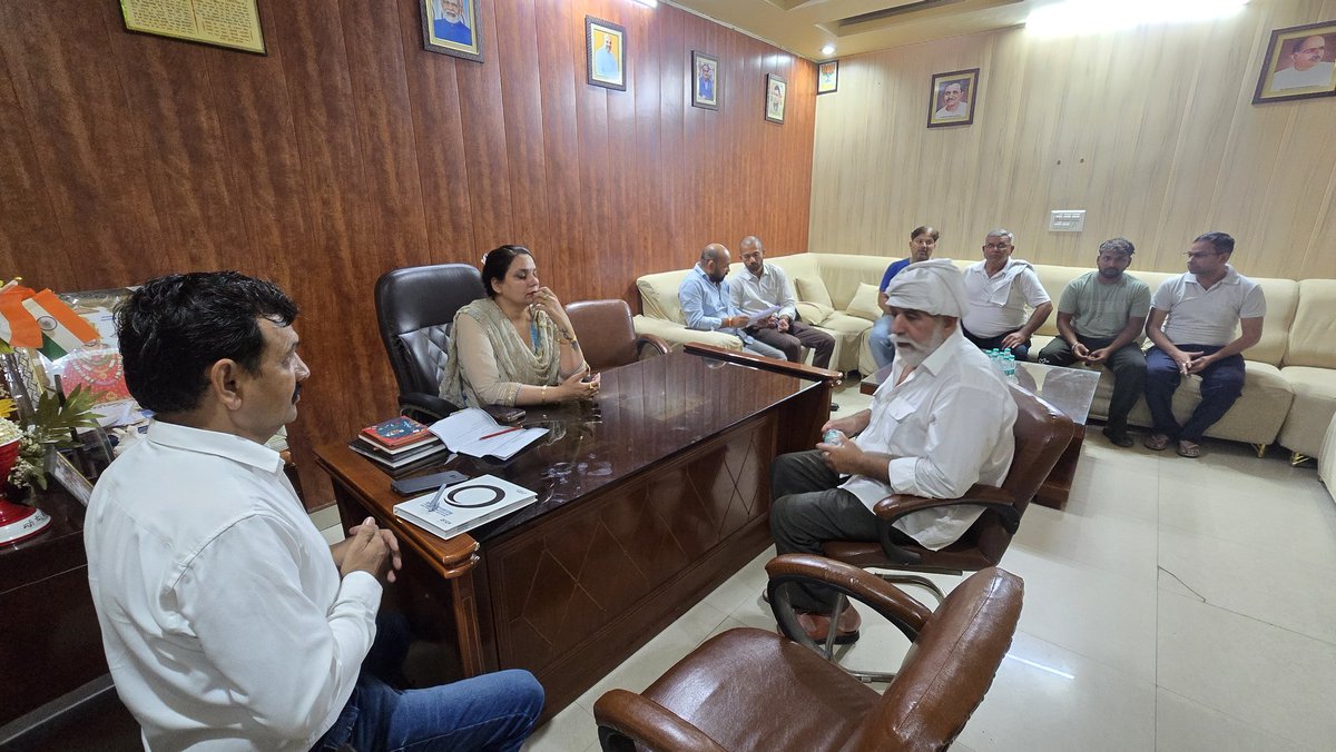 NeelamS_BJP's tweet image. जनआवाज़ को सम्मान, समाधान को समर्पण — सेवा का हर कदम जनता के नाम।

आज कार्यालय पर जनसमस्याओं के विरुद्ध.....

#जनसेवा #जनसुनवाई #groundwork #PublicWelfare 
@blsanthosh