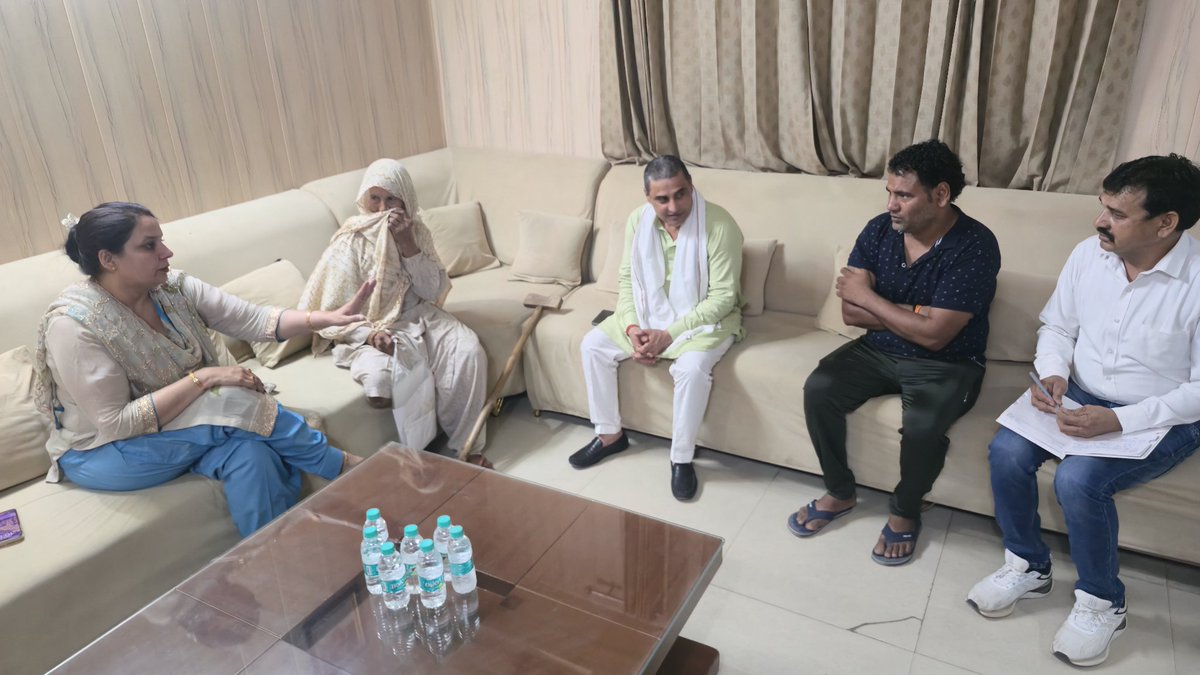 NeelamS_BJP's tweet image. जनआवाज़ को सम्मान, समाधान को समर्पण — सेवा का हर कदम जनता के नाम।

आज कार्यालय पर जनसमस्याओं के विरुद्ध.....

#जनसेवा #जनसुनवाई #groundwork #PublicWelfare 
@blsanthosh