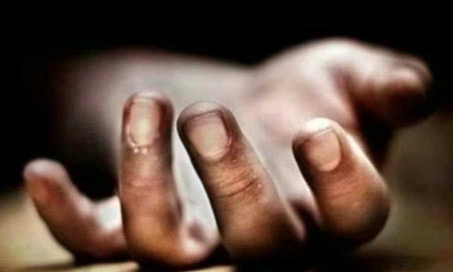 UP के जीशान अली की हैदराबाद के सैदाबाद इलाके में उसकी बीवी आयशा परवीन ने सोते समय सिर में लोहे की रॉड मारकर जान ले ली। 18 साल पहले दोनों की शादी हुई थी। 6 बच्चो के साथ हँसता खेलता परिवार! रात में बीवी ने ख़ौफ़नाक साजिश रची। पहले फूल विक्रेता जीशान को नींद की गोलियां खिला दी। गहरी