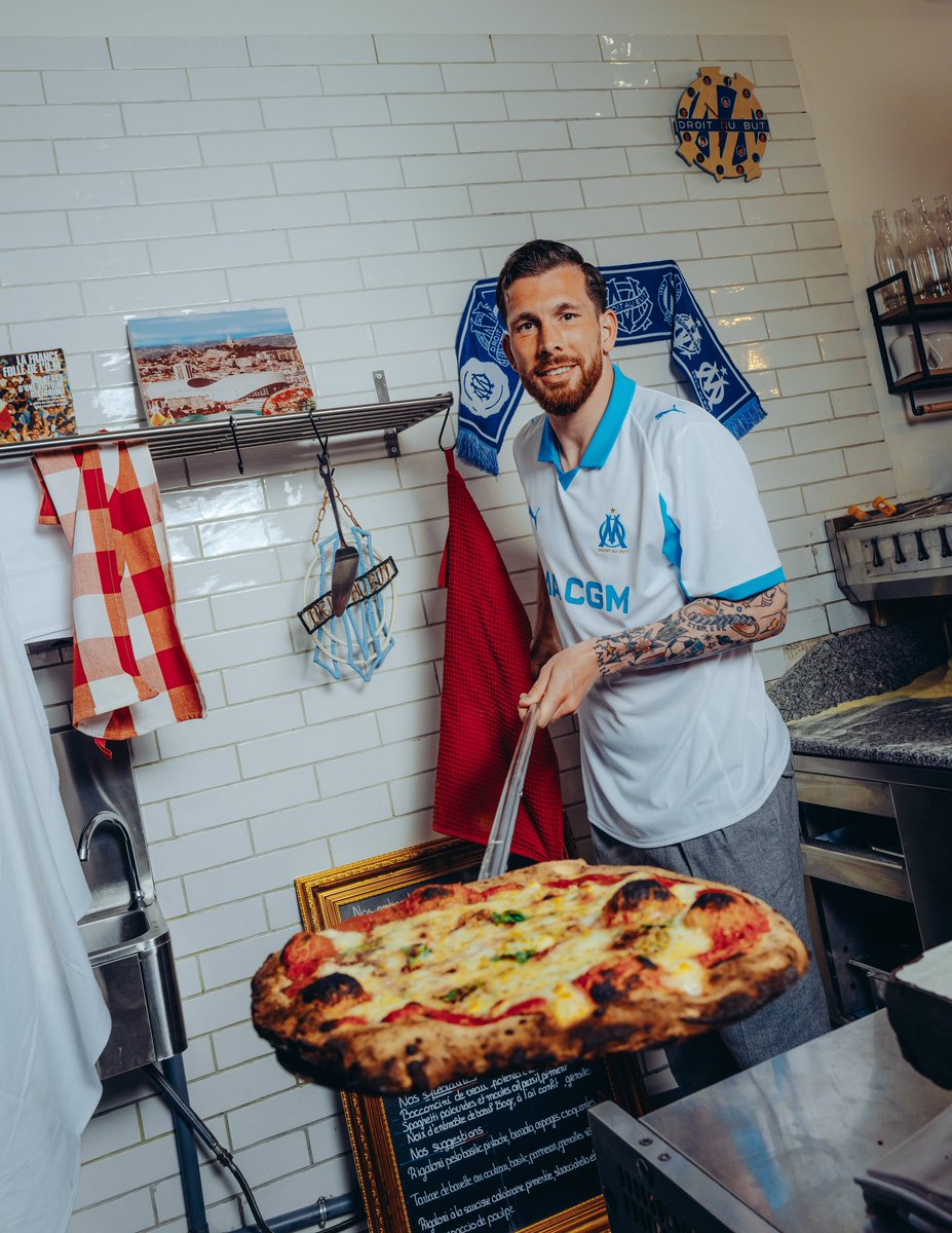 Perfex13's tweet photo. On doit pas être loin de la campagne marketing la plus ridicule...Voir nos joueurs stars en pizzaiolo, vraiment je capte pas. T'es censé lié ce maillot au sport, au dépassement, à la ferveur, la grinta, la hargne... Mais non, on leur colle une marguerite dans les mains.#TeamOM https://t.co/Mndzz6ovNJ