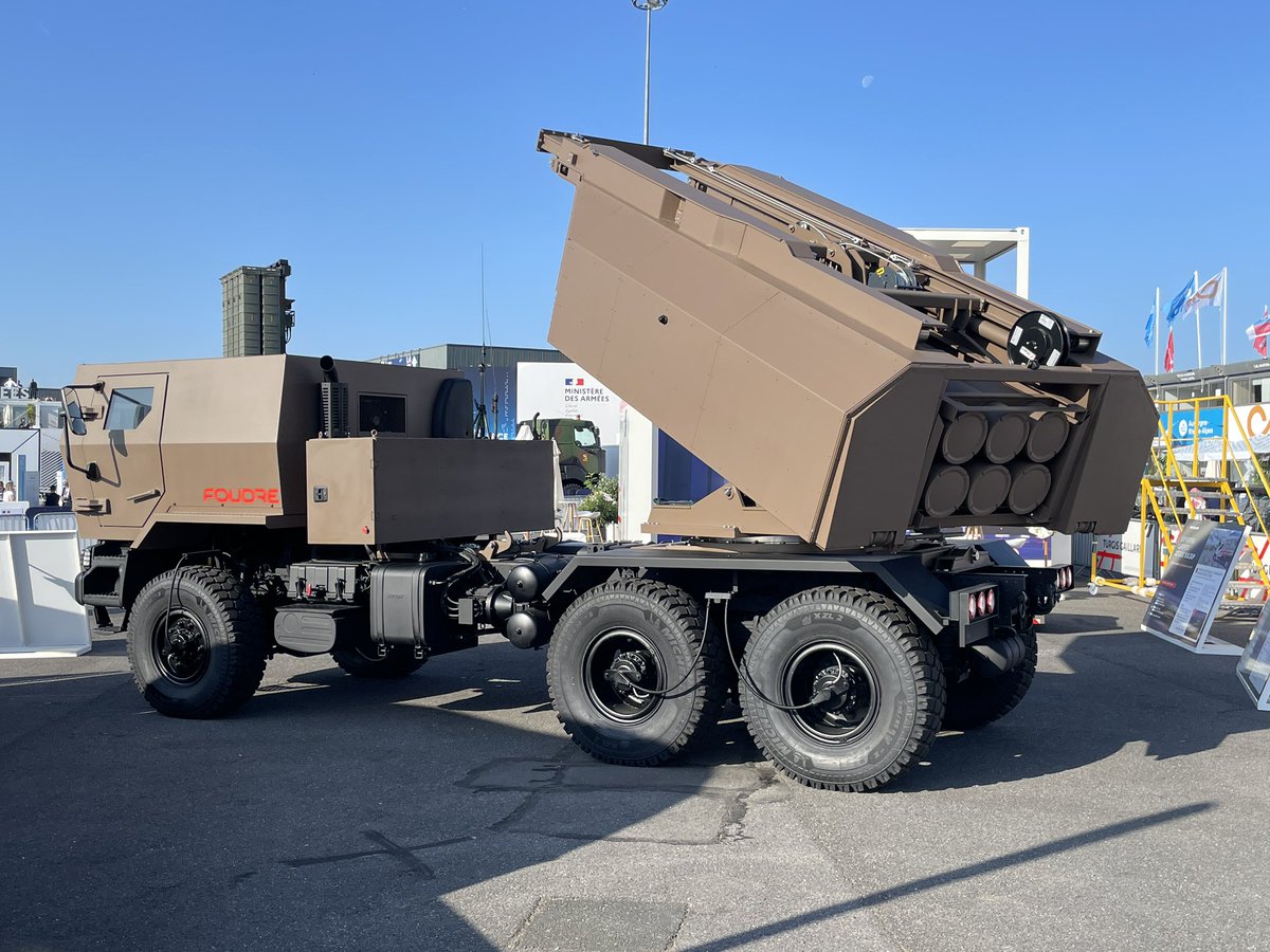 Salon du Bourget, jour 1. Et voilà le Foudre, projet de Himars français de Turgis Gaillard. On vous en parlait en exclu le 30 avril ici : challenges.fr/entreprise/def…