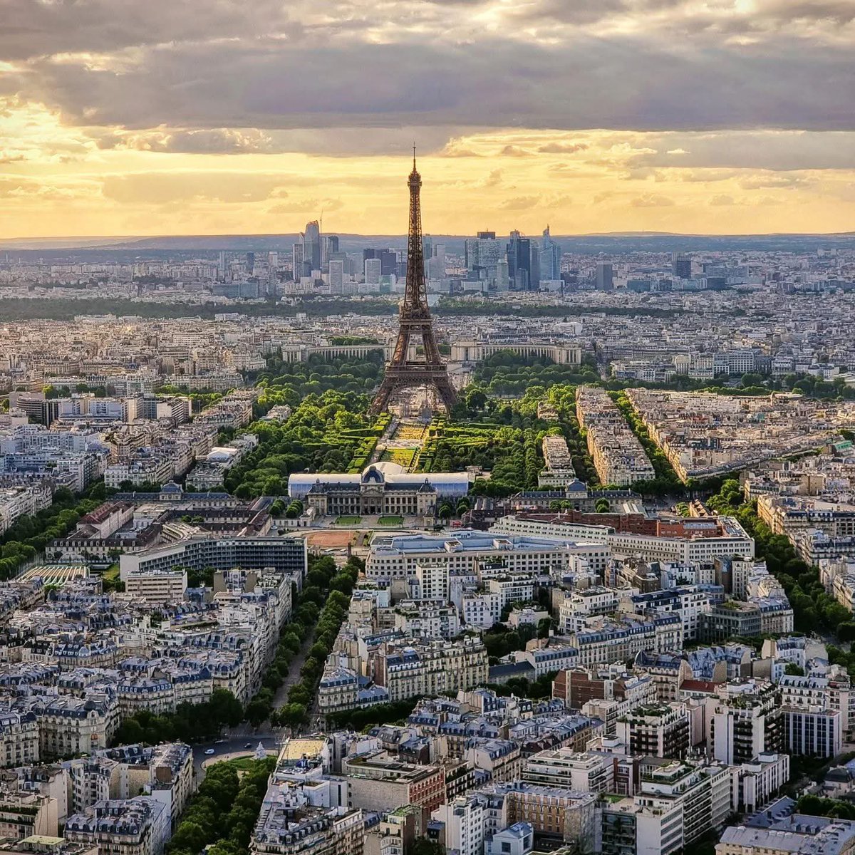 París es siempre un espectáculo pero visto desde lo alto de la Tour Montparnasse, resulta insuperable ❤️😍

📸 Observatoire Tour Montparnasse