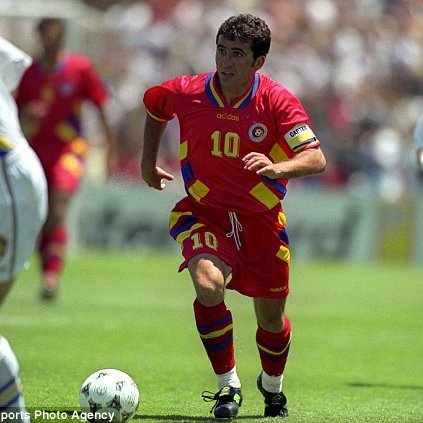 90sfootball's tweet photo. Gheorghe Hagi in action at, USA '94 🇷🇴 https://t.co/oOIJqGUnZz
