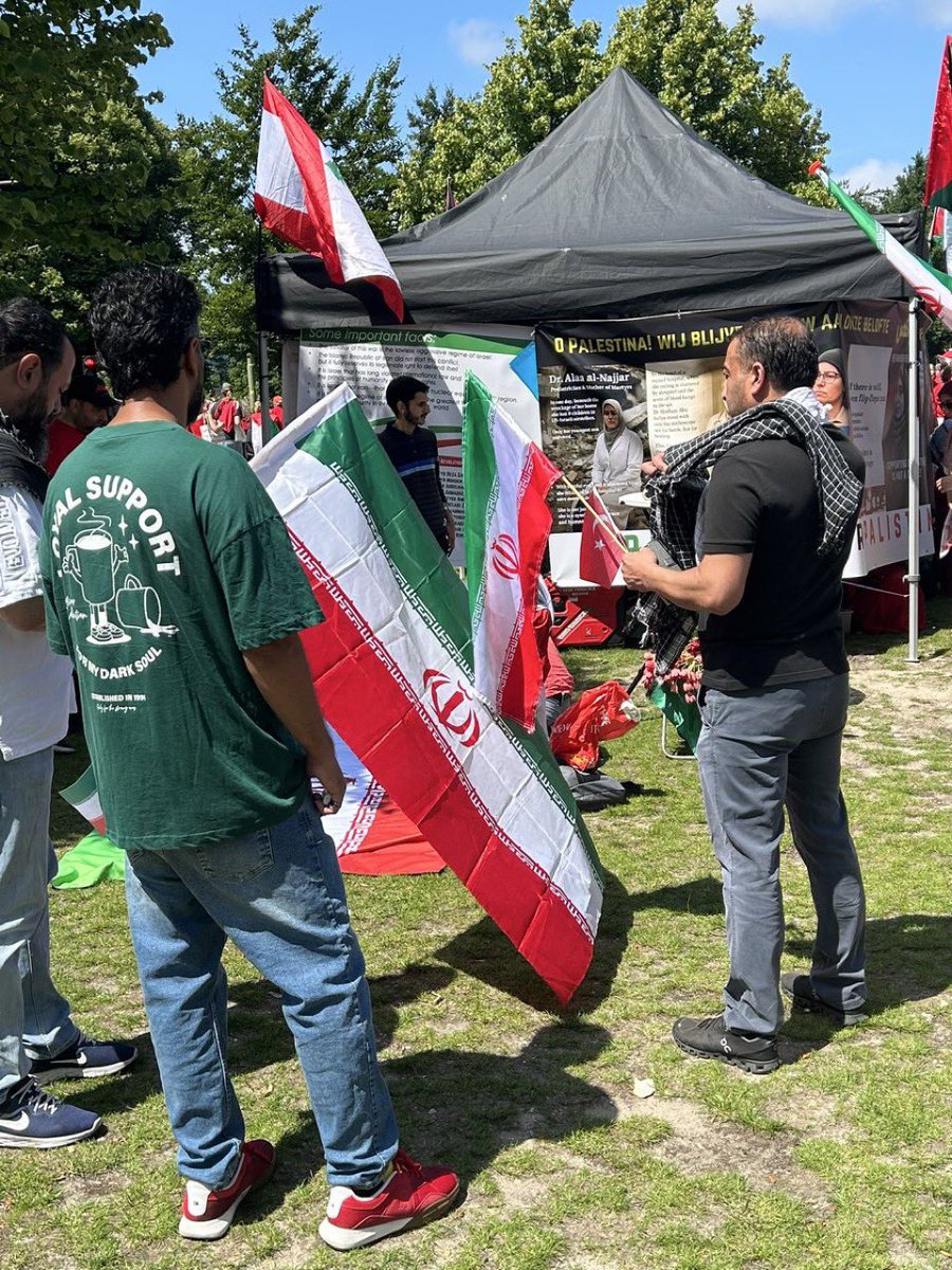 ajflach's tweet image. Geen meerderheid van redelijkheid…
Er zijn twee redenen waarom je aan deze demo zou meedoen:
- naïviteit 
- kwaadaardigheid
Antisemitische leuzen, Iraanse vlaggen, vernietiging van Israël, kortom geen sprake van redelijkheid.
#AmIsraelChai #rodelijn