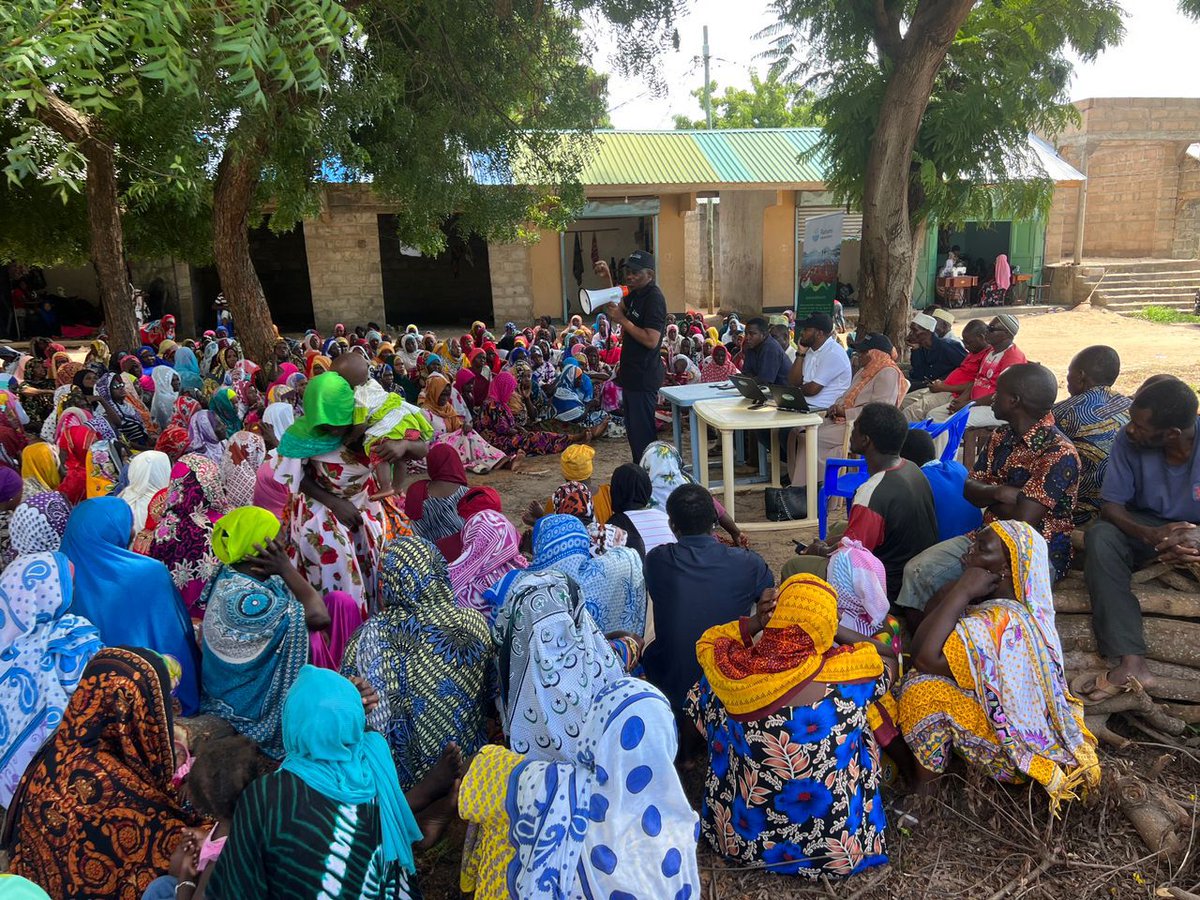 rahamiagri100's tweet photo. This is what real engagementlooks like 🌿

Rahami Agri in the field, connecting with 100s of farmers — listening, learning, building trust.
Farmers first, always.

#AgriImpact #FarmersFirst #RahamiAgriGroup #CommunityPower https://t.co/KaEBAwlTOH