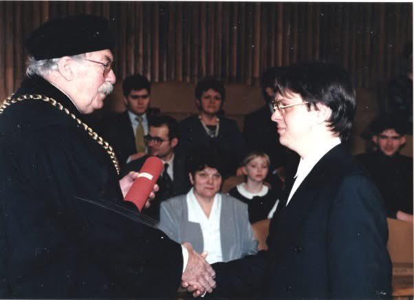Petr Hlaváček (@europaeanus) on Twitter photo RETRO: V roce 1997 jsem dokončil své studium na <a href="/FF_CUNI/">Filozofická fakulta Univerzity Karlovy</a> a 21. ledna 1998 byl promován ve staroslavném Karolinu. To jsem samozřejmě ještě netušil, že v roce 2006 budu na stejném místě v taláru řečnit i já při promoci mladších kolegů, ale to už je jiný příběh. 🍀🥸🍀 RETRO: V roce 1997 jsem dokončil své studium na <a href="/FF_CUNI/">Filozofická fakulta Univerzity Karlovy</a> a 21. ledna 1998 byl promován ve staroslavném Karolinu. To jsem samozřejmě ještě netušil, že v roce 2006 budu na stejném místě v taláru řečnit i já při promoci mladších kolegů, ale to už je jiný příběh. 🍀🥸🍀