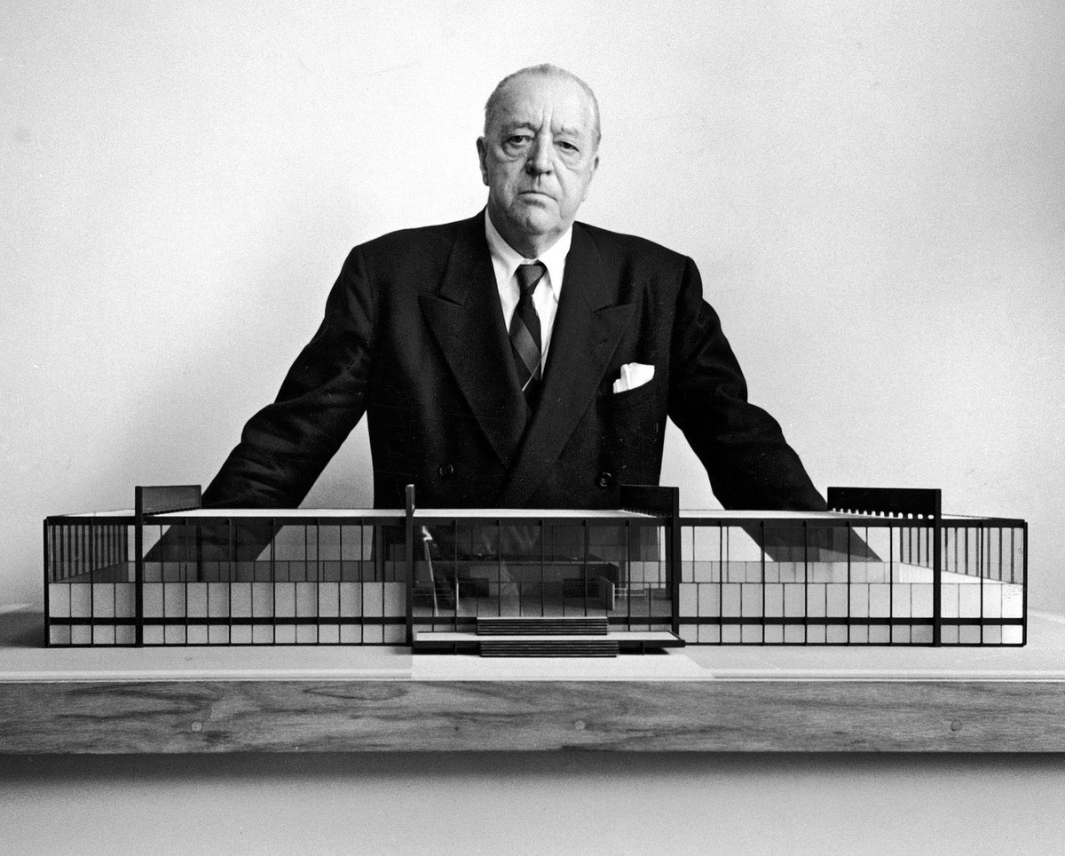 ArchitectRaghad's tweet photo. Less is more — الجملة هذي مو مجرد عبارة مشهورة، لكنها من أكثر المفاهيم اللي شكّلت ملامح العمارة الحديثة
آمن بتأثيرها المعماري Mies van der Rohe، وخلاّها فلسفة تصميم 
بمعنى: البساطة لما تكون مدروسة تصنع جمالاً أقوى من أي تعقيد https://t.co/021BqcOJdg
