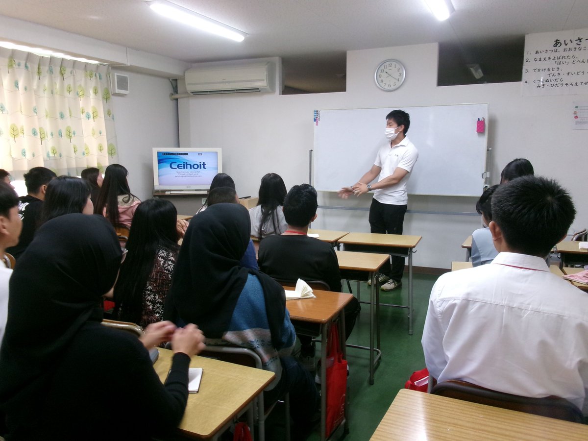 【大月署から】
富士日本語学院において交通ルールや自転車の正しい乗り方、闇バイトの危険性について講話を行いました▶自転車による交通事故も多いので安全確認はしっかり行いましょう▶また若者による闇バイトへの加担も増加しているので、高額報酬という甘い言葉に誘われないようにしましょう！◀