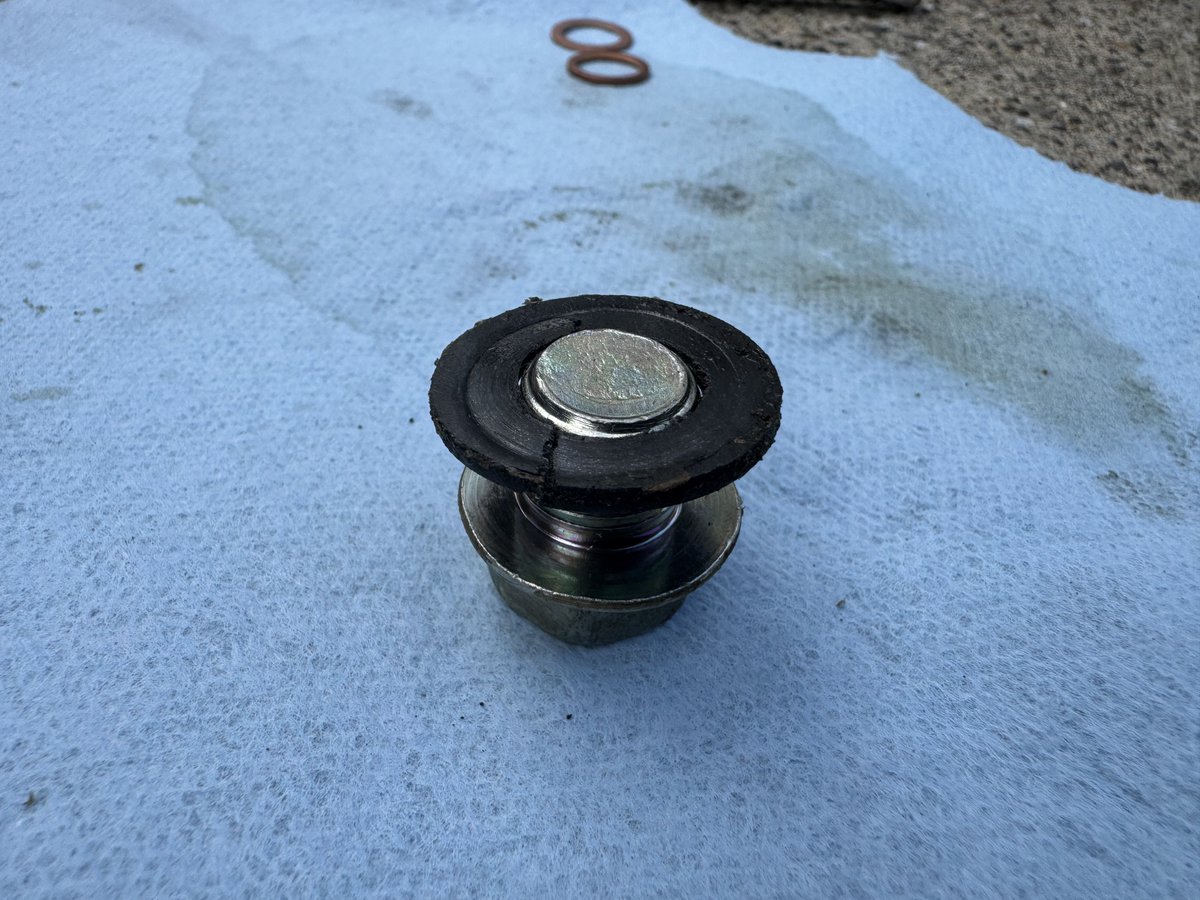 パッキン割れてるし12mm用だし
某店はパッキン割って無理やり入れたのか？