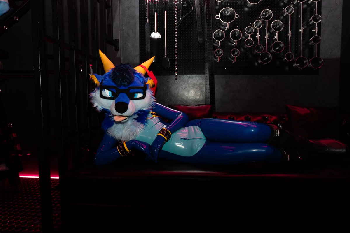 A little late for #InternationalLatexDay but better late than never :D

Now… would you come a little closer so Xezzy can have a closer look at you~~~

📸🔪🐳<a href="/AndyPhotoOrca/">PhotoOrca</a>